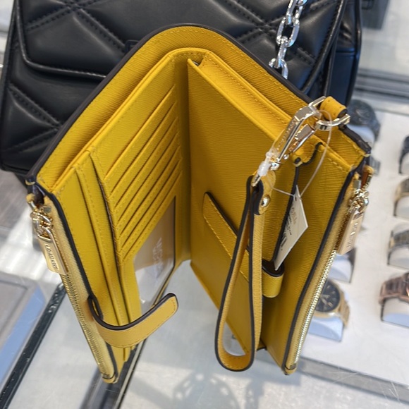 Michael Kors Jet Set Travel Large Double Zip Leather Wristlet phone holder 
NWT - Picture 10 of 16